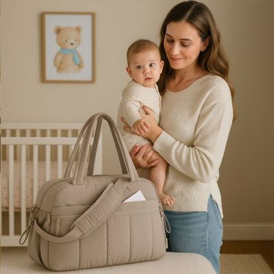 SAC A LANGER ONAE maman debout bebe bras sac a langer beige