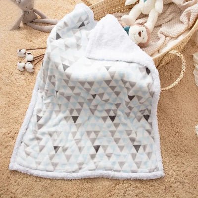 couverture bebe ovella presente dans berceau osier peluches