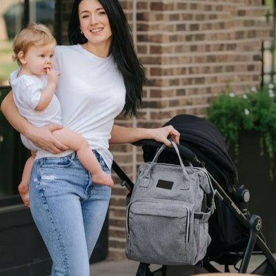 sac a langer cleo accroche poussette bebe bras maman